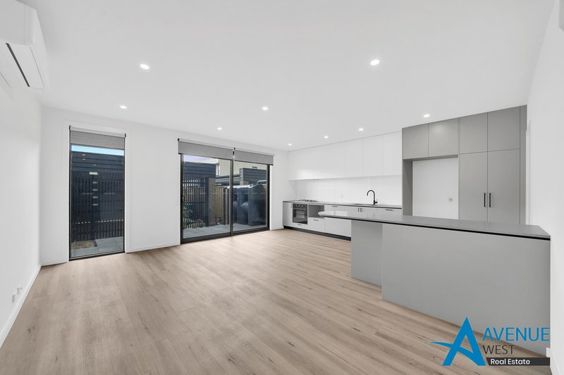 Photo - 49 Ribbonwood Crescent, Sunshine North VIC 3020 - Image 3