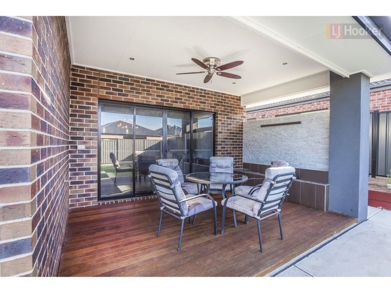 Photo - 49 Rockwall Drive, Craigieburn VIC 3064 - Image 14