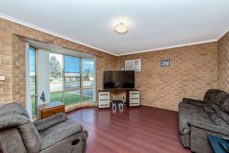 Photo - 49 Tallarook Way, Waggrakine WA 6530 - Image 4