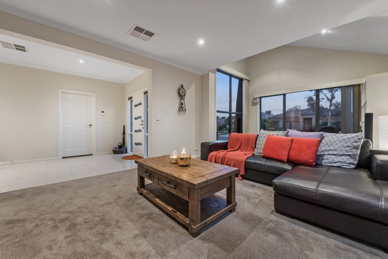 Photo - 49 Tuross Crescent, South Morang VIC 3752 - Image 4