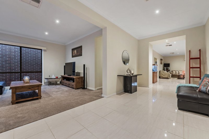 Photo - 49 Tuross Crescent, South Morang VIC 3752 - Image 5