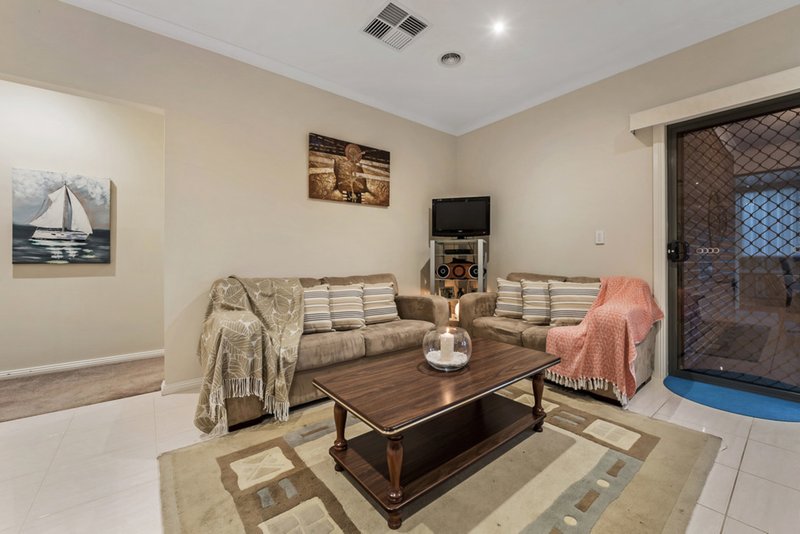 Photo - 49 Tuross Crescent, South Morang VIC 3752 - Image 6