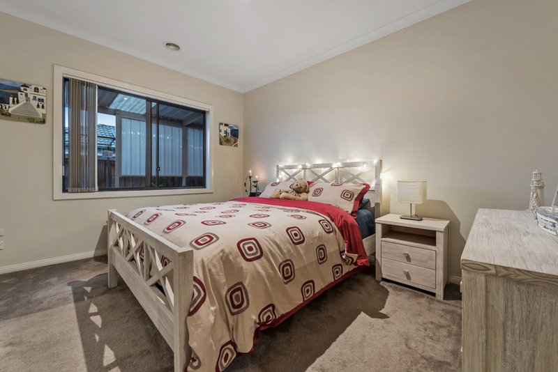 Photo - 49 Tuross Crescent, South Morang VIC 3752 - Image 12