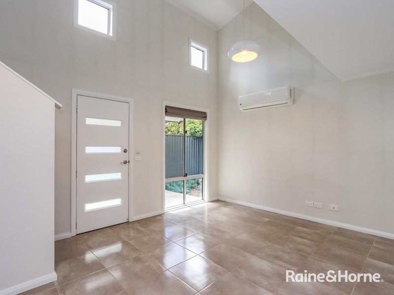 Photo - 4/94 Havannah Street, Bathurst NSW 2795 - Image 2