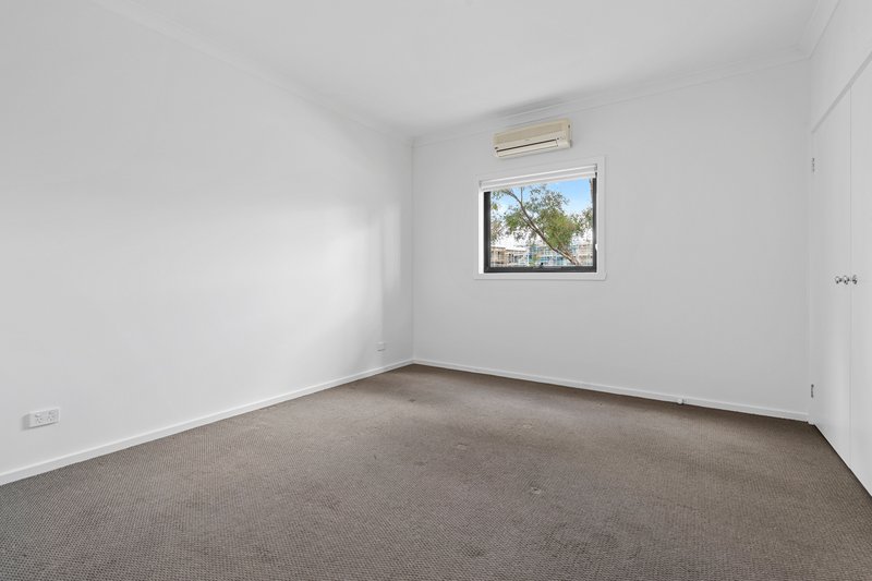 Photo - 4/958-960 Plenty Road, South Morang VIC 3752 - Image 8