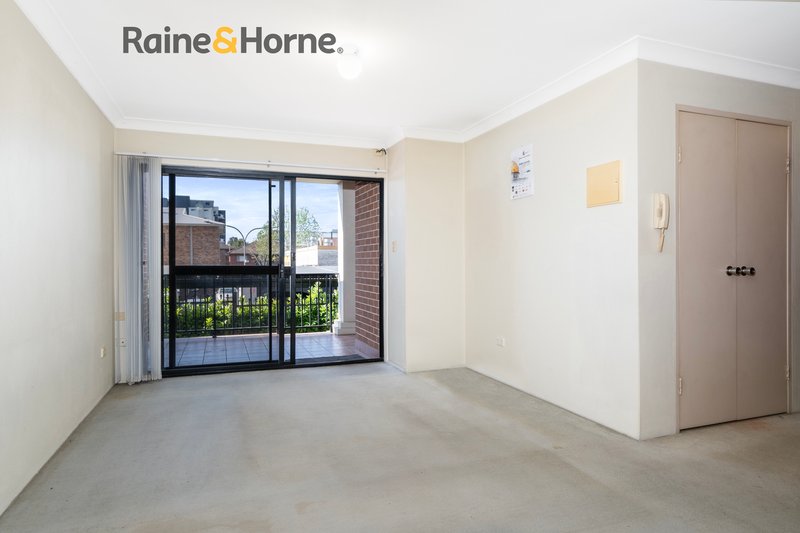 Photo - 4/96 Castlereagh Street, Liverpool NSW 2170 - Image 3