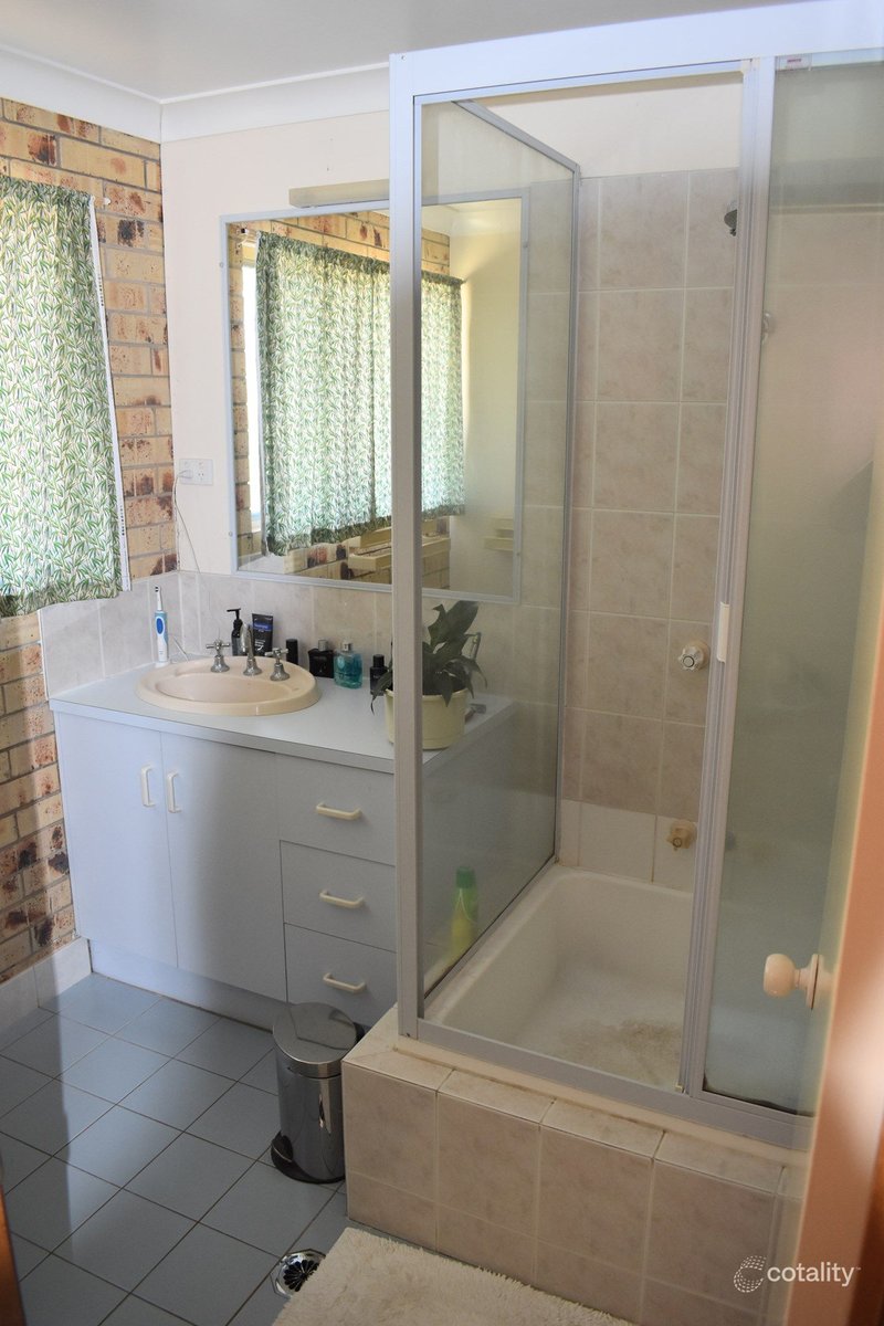 Photo - 4A Bowyer Drive, Emerald QLD 4720 - Image 4