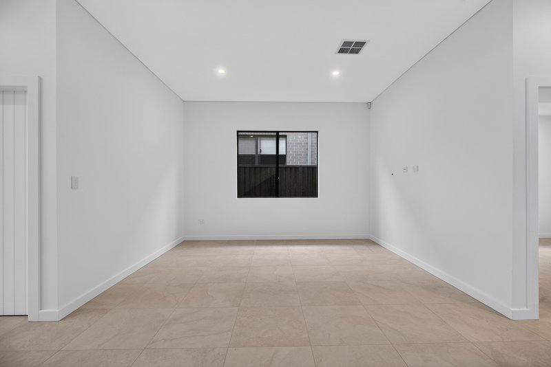 Photo - 4a Bunbury Road, Macquarie Fields NSW 2564 - Image 8