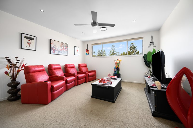 Photo - 4A Drake Avenue, Paradise Point QLD 4216 - Image 3