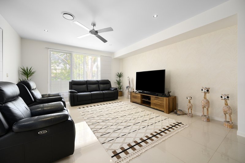 Photo - 4A Drake Avenue, Paradise Point QLD 4216 - Image 5