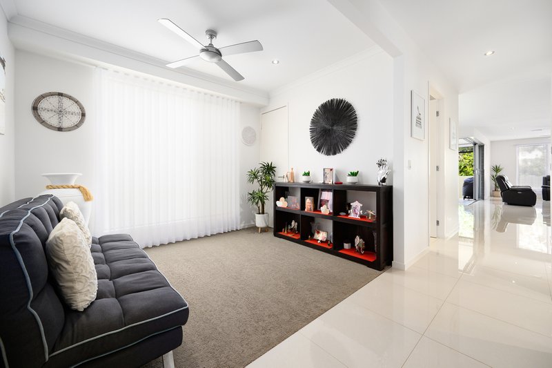 Photo - 4A Drake Avenue, Paradise Point QLD 4216 - Image 12