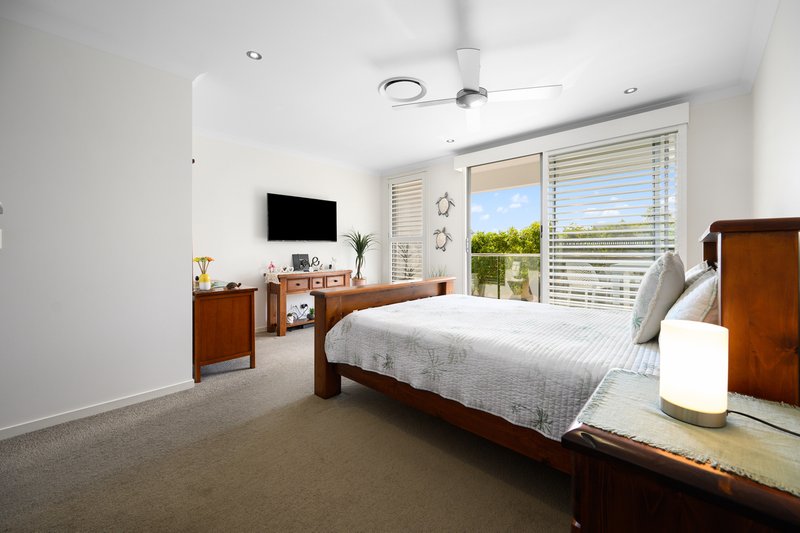 Photo - 4A Drake Avenue, Paradise Point QLD 4216 - Image 13