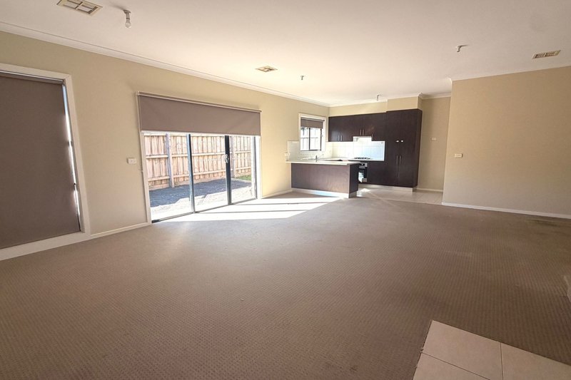 Photo - 4A Jason Place, Hampton Park VIC 3976 - Image 2