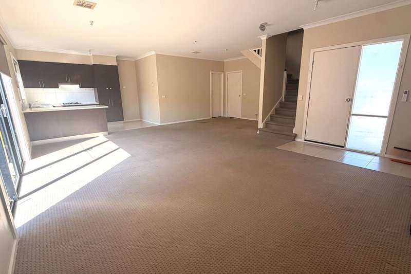 Photo - 4A Jason Place, Hampton Park VIC 3976 - Image 3