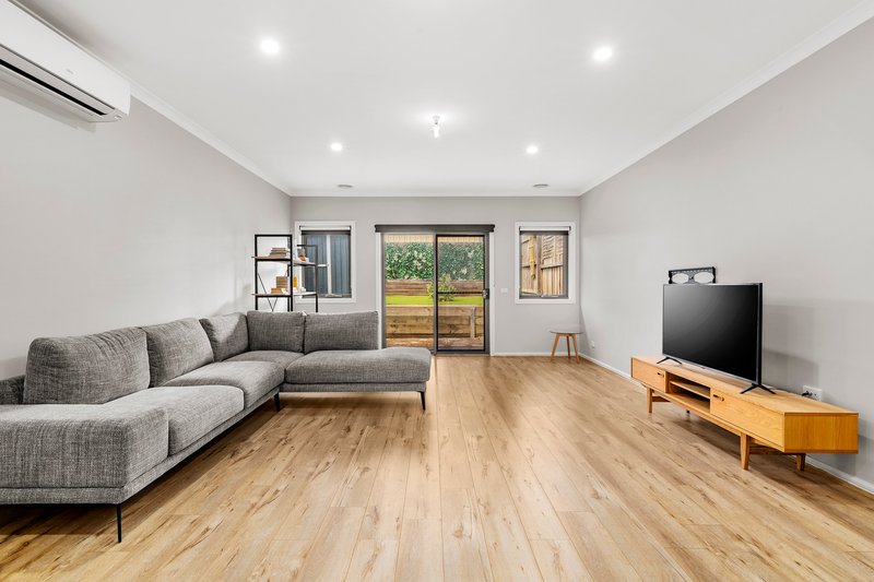 Photo - 4B Koonalda Grove, Dandenong North VIC 3175 - Image 2