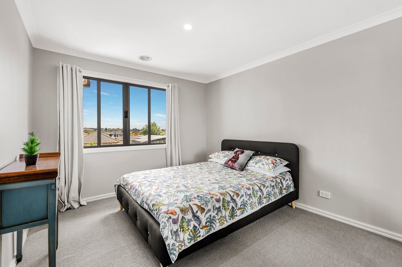 Photo - 4B Koonalda Grove, Dandenong North VIC 3175 - Image 12