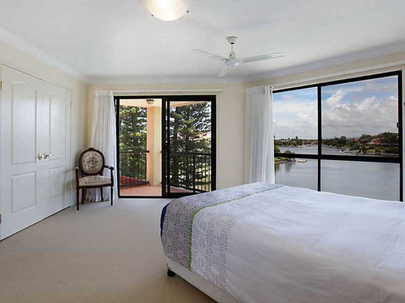 Photo - 5 Aberdeen Ave , Benowa QLD 4217 - Image 8