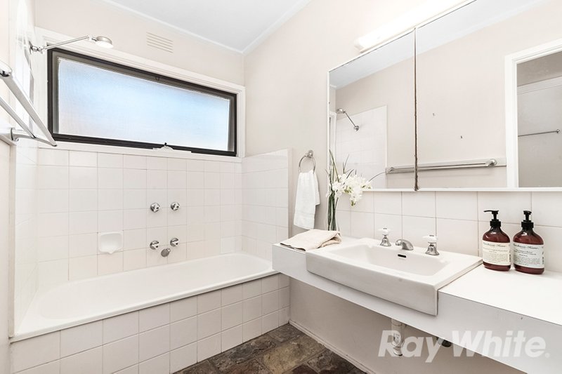 Photo - 5 Agnes Court, Glen Waverley VIC 3150 - Image 8