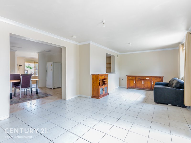 Photo - 5 Ainstey Close, Seville Grove WA 6112 - Image 4