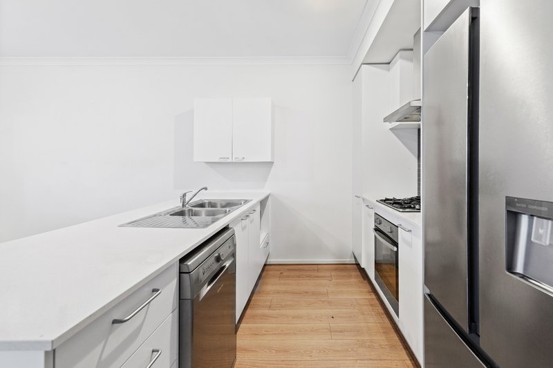 Photo - 5 Amberfish Walk, Tarneit VIC 3029 - Image 2