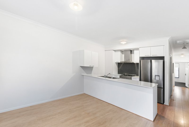 Photo - 5 Amberfish Walk, Tarneit VIC 3029 - Image 3