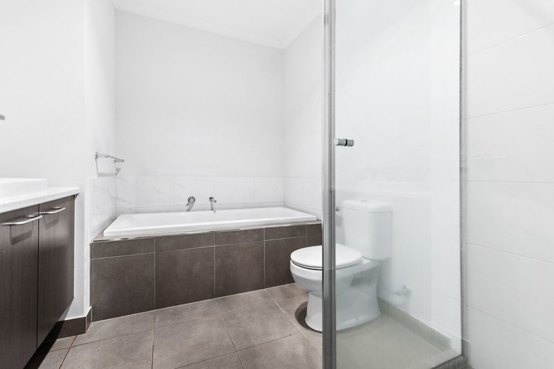 Photo - 5 Amberfish Walk, Tarneit VIC 3029 - Image 7