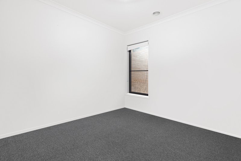 Photo - 5 Amberfish Walk, Tarneit VIC 3029 - Image 10