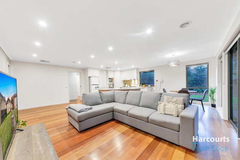 Photo - 5 Andrew Chirnside Avenue, Seabrook VIC 3028 - Image 5