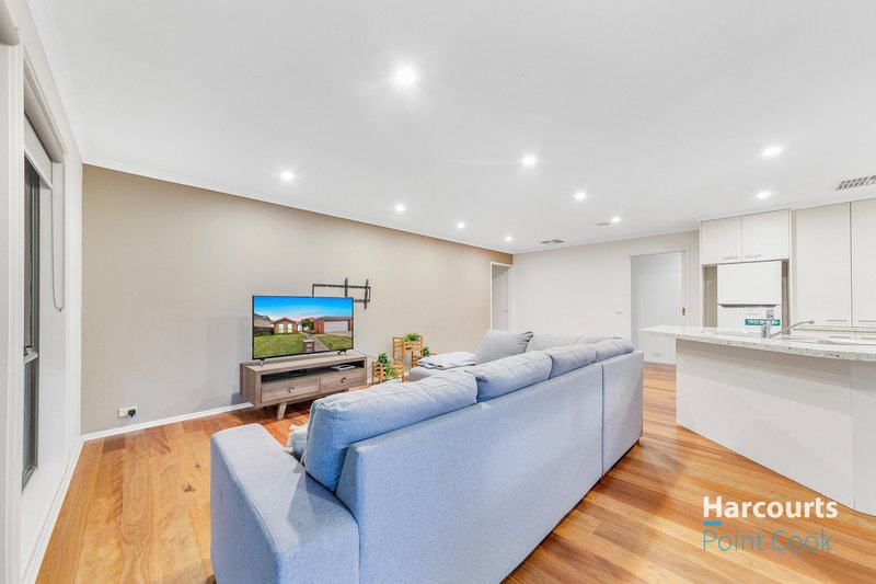 Photo - 5 Andrew Chirnside Avenue, Seabrook VIC 3028 - Image 6