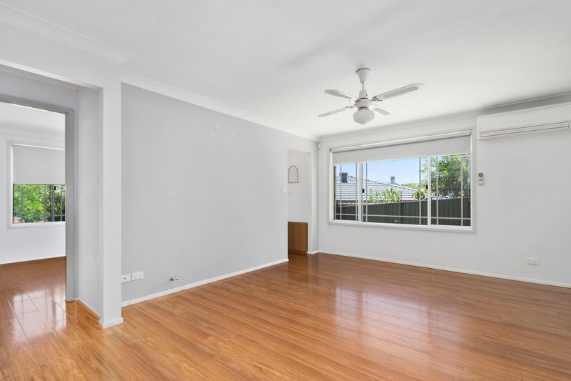 Photo - 5 Anne Way, Macquarie Fields NSW 2564 - Image 6