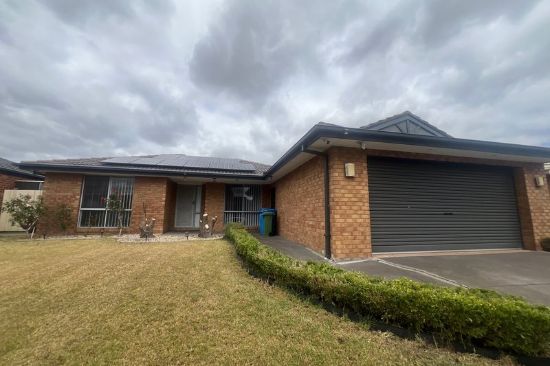 5 Armoy Close, Cranbourne East VIC 3977