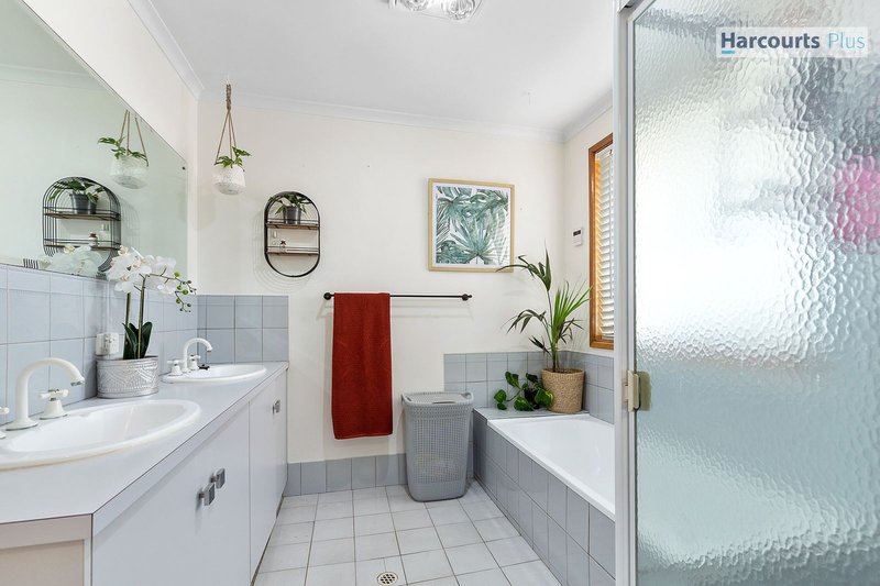 Photo - 5 Aroona Road, Hallett Cove SA 5158 - Image 13