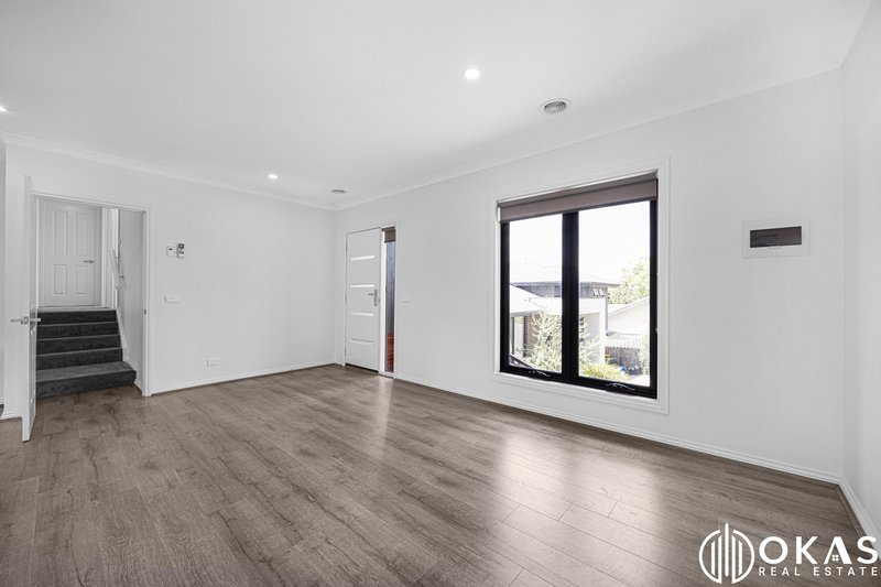 Photo - 5 Aryan Close, Mooroolbark VIC 3138 - Image 3