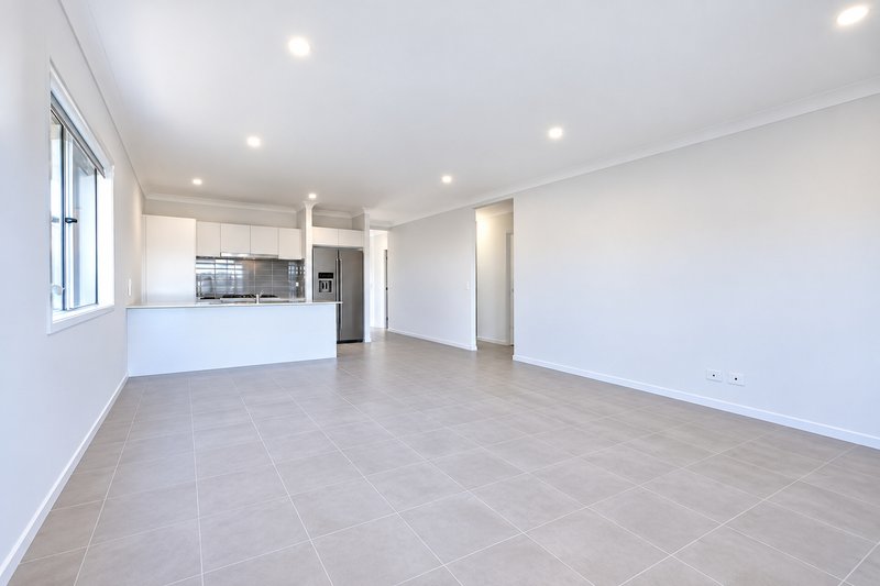 Photo - 5 Ashwood Circuit, Chambers Flat QLD 4133 - Image 2