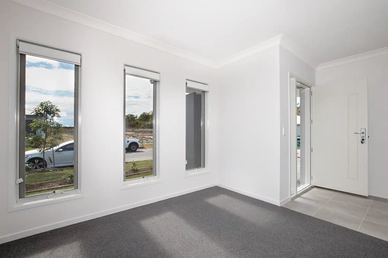 Photo - 5 Ashwood Circuit, Chambers Flat QLD 4133 - Image 4