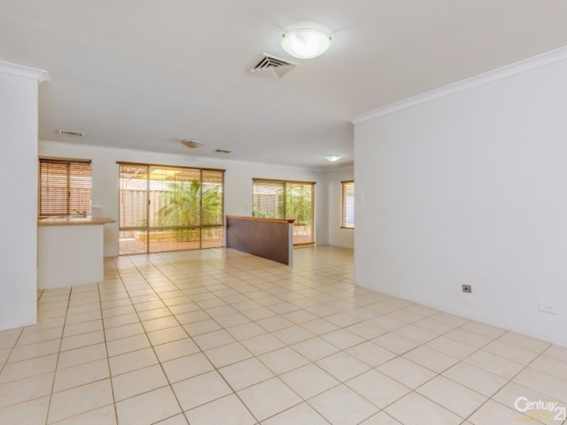 Photo - 5 Autumn Crescent, Thornlie WA 6108 - Image 3