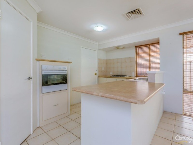 Photo - 5 Autumn Crescent, Thornlie WA 6108 - Image 4