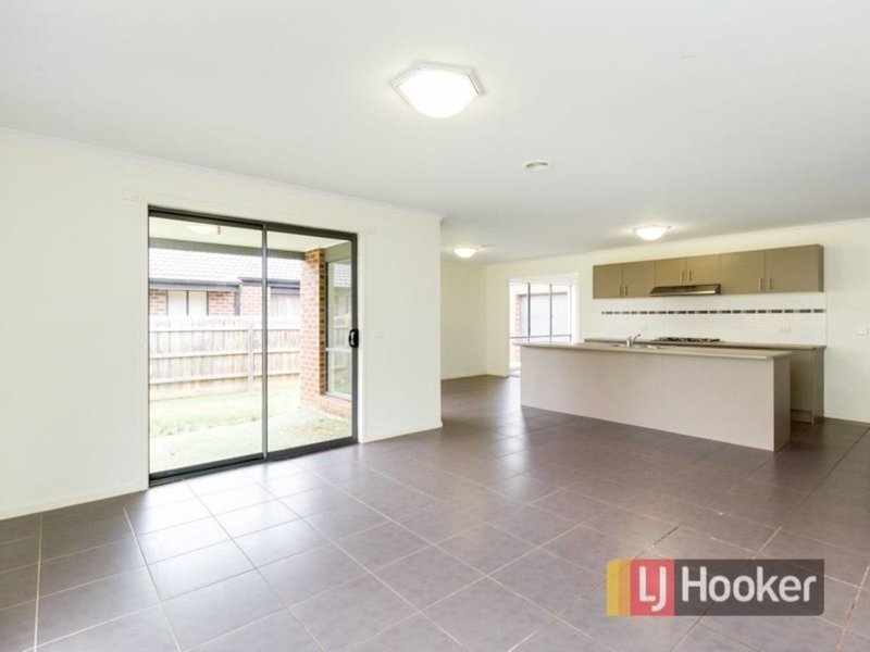 Photo - 5 Bando Court, Hampton Park VIC 3976 - Image 3