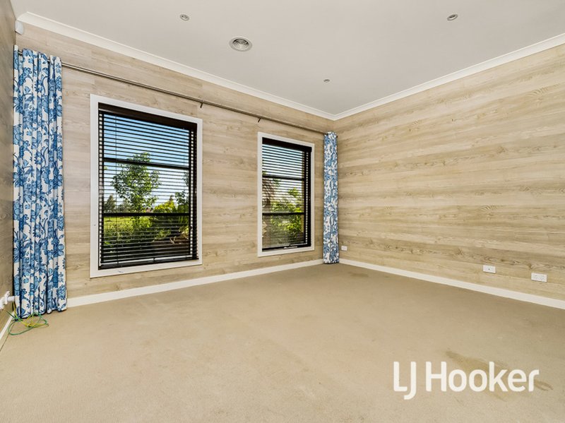 Photo - 5 Bankton Avenue, Cranbourne East VIC 3977 - Image 5