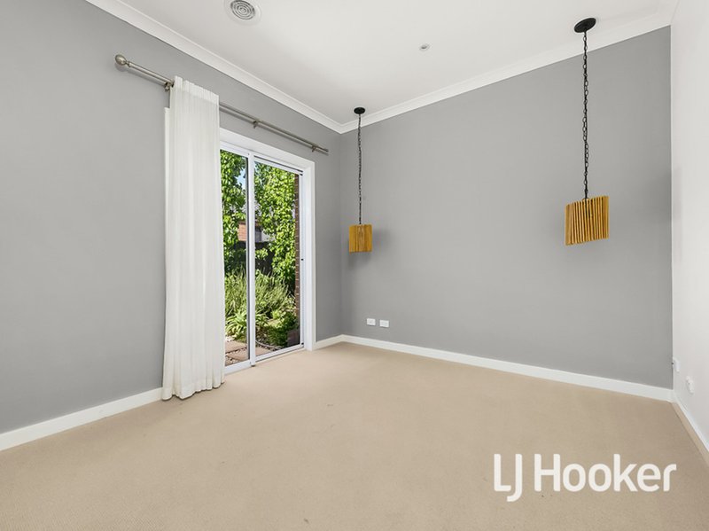 Photo - 5 Bankton Avenue, Cranbourne East VIC 3977 - Image 7