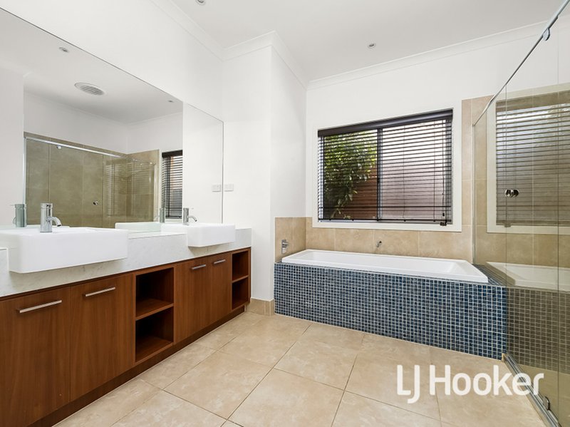 Photo - 5 Bankton Avenue, Cranbourne East VIC 3977 - Image 8