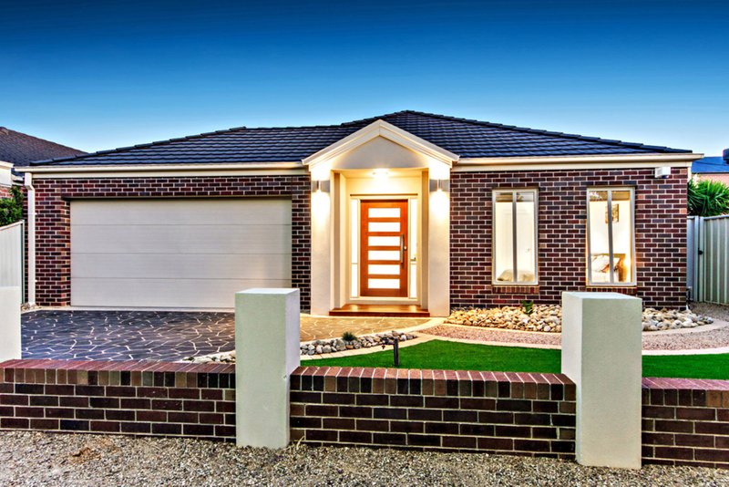 Photo - 5 Bantock Lane, Caroline Springs VIC 3023 - Image 2