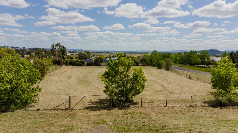 Photo - 5 Barakula Drive, Tamworth NSW 2340 - Image 2