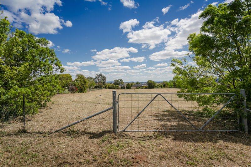 Photo - 5 Barakula Drive, Tamworth NSW 2340 - Image 4