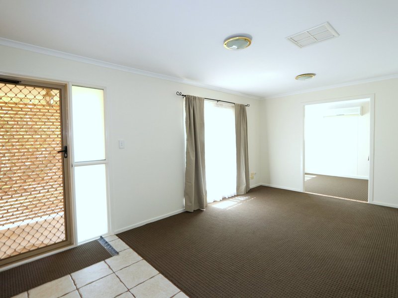 Photo - 5 Barbara Crt , Emerald QLD 4720 - Image 4