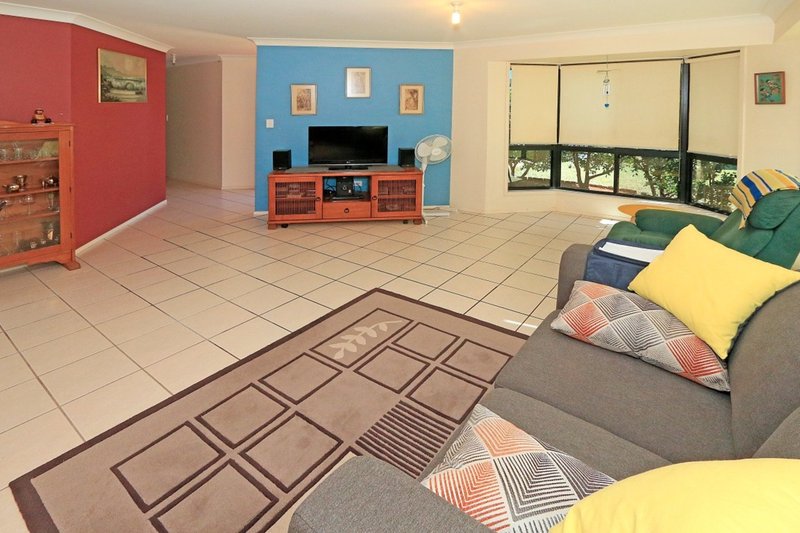 Photo - 5 Bartram Place, Kawana QLD 4701 - Image 3