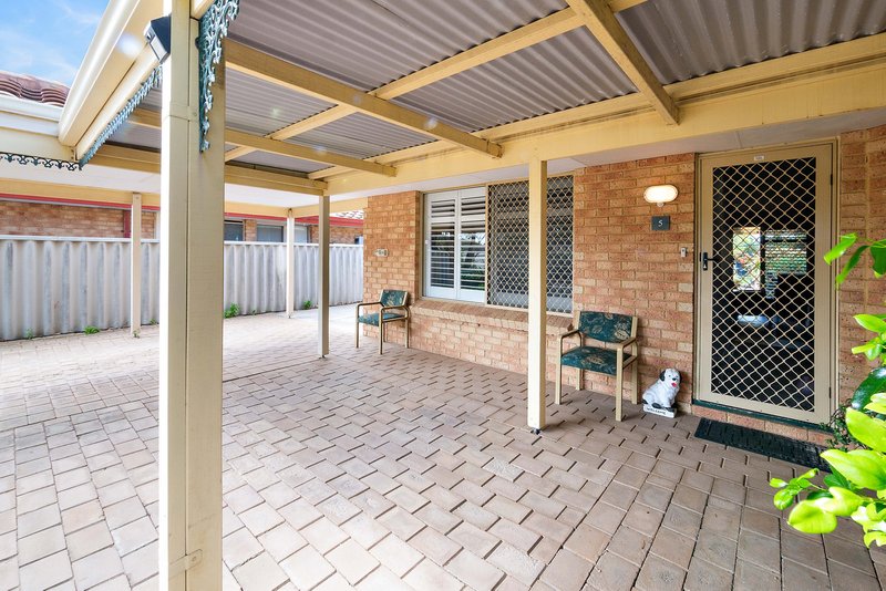 Photo - 5 Basslet Place, Warnbro WA 6169 - Image 3