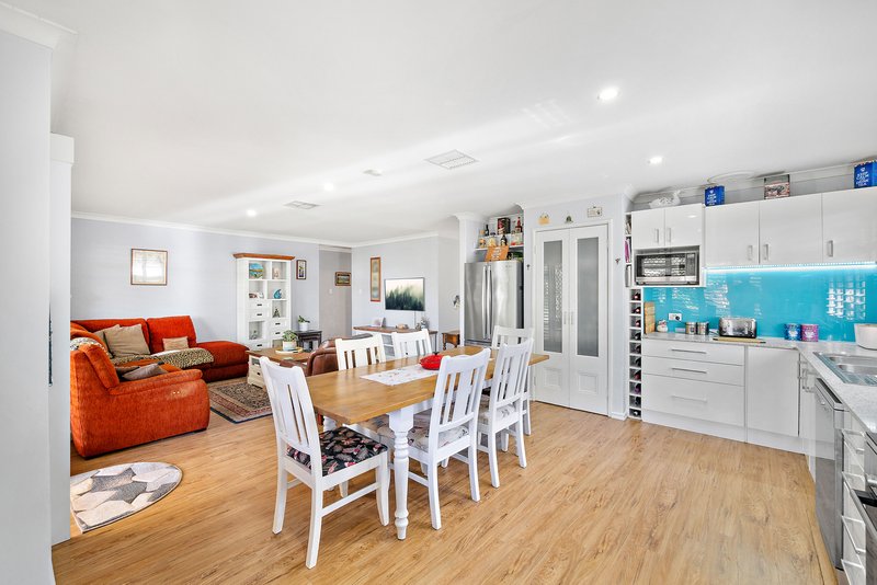 Photo - 5 Basslet Place, Warnbro WA 6169 - Image 11