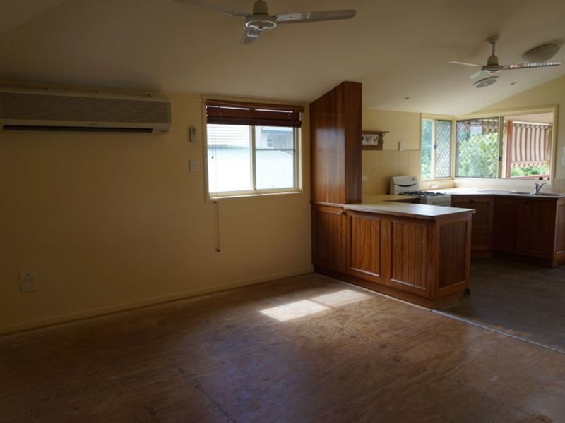 Photo - 5 Beach Avenue, Tannum Sands QLD 4680 - Image 4