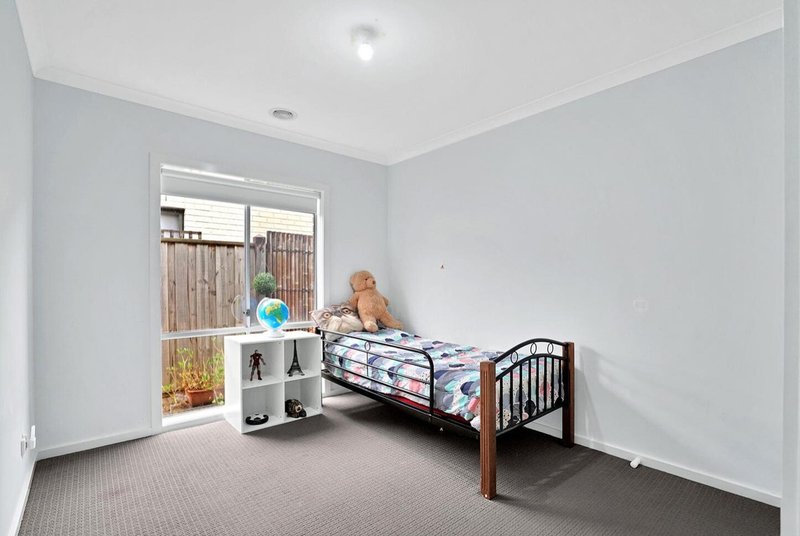 Photo - 5 Beachside Crescent, Point Cook VIC 3030 - Image 7